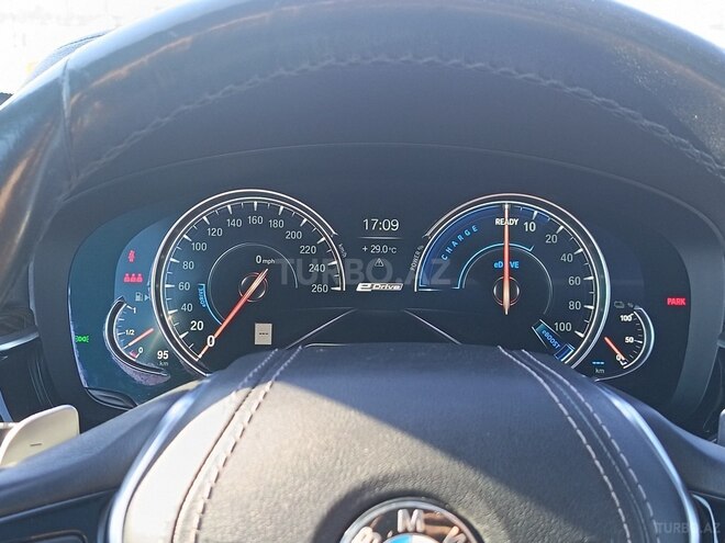 BMW 530e-16