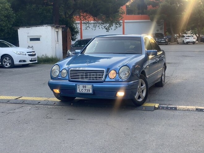 Mercedes E 240-1