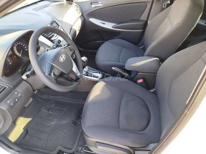 Hyundai Accent-11