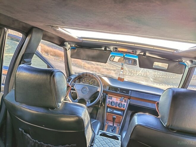Mercedes 220 E-12