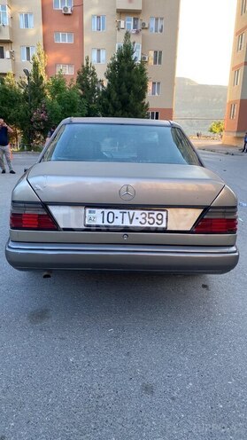 Mercedes 230 E-2