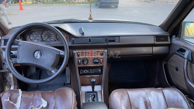 Mercedes 230 E-5