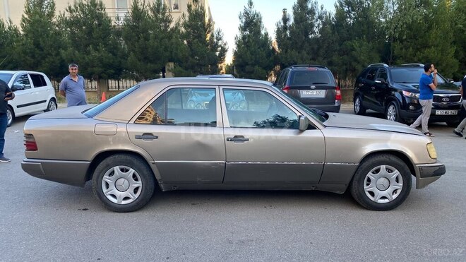 Mercedes 230 E-4