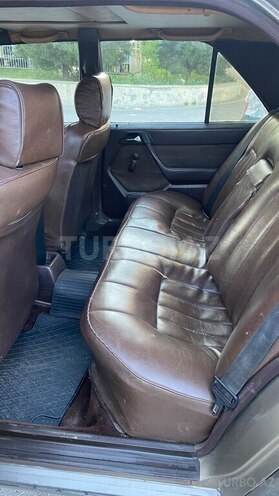 Mercedes 230 E-7