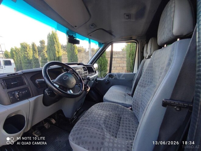 Ford Transit-13