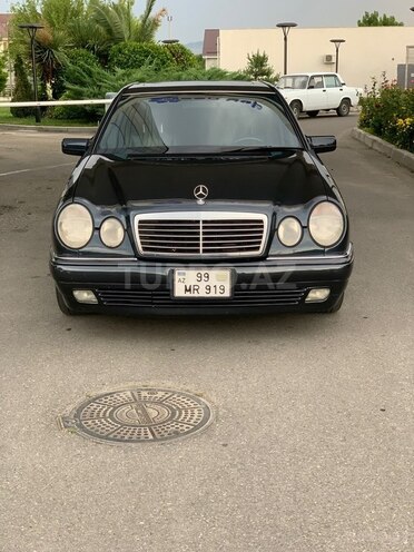 Mercedes E 320-1