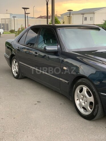 Mercedes E 320-4