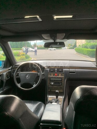 Mercedes E 320-8