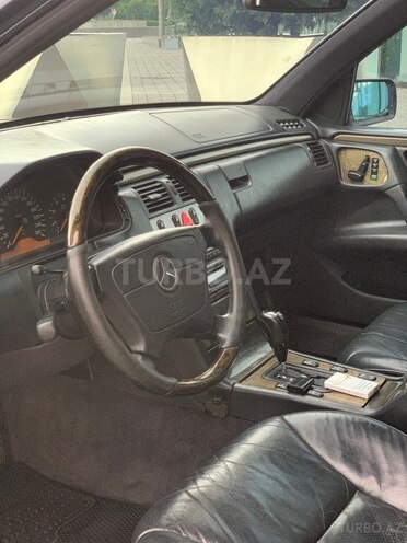 Mercedes E 320-9