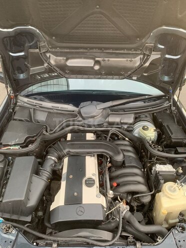 Mercedes E 320-11