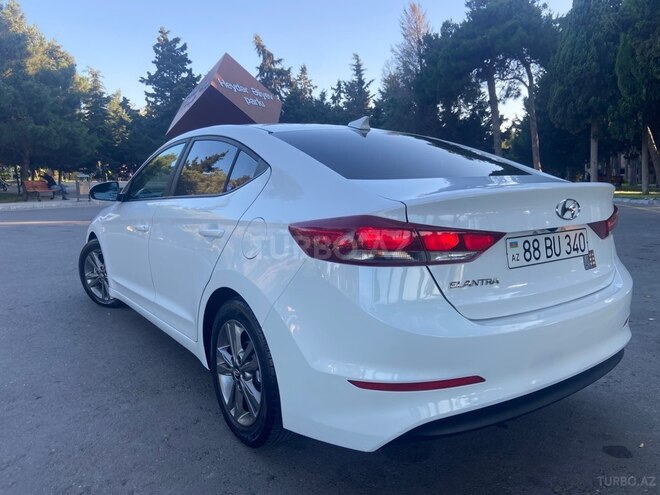 Hyundai Elantra-12