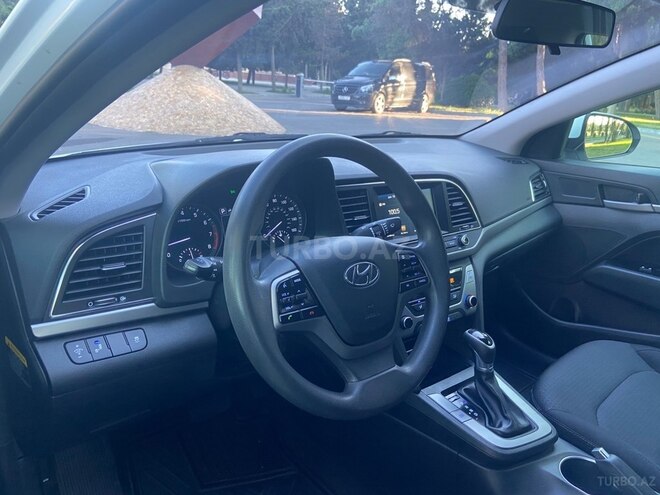 Hyundai Elantra-17