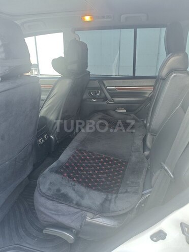 Mitsubishi Pajero-5