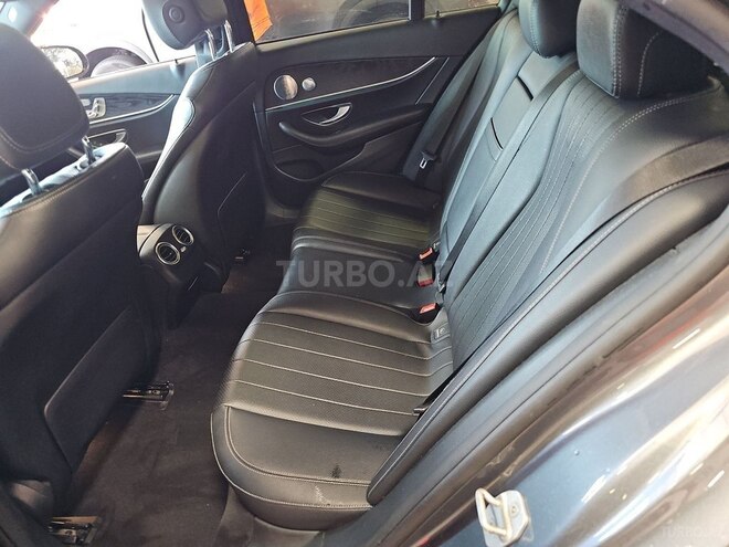 Mercedes E 300 4MATIC-10