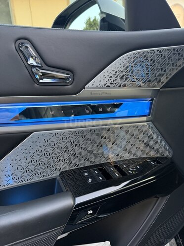 BMW i7-7