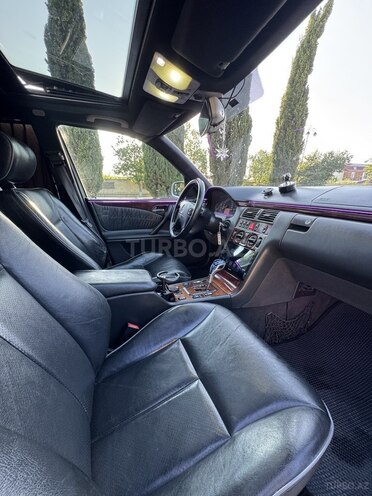 Mercedes E 320-17