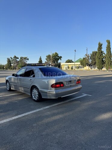 Mercedes E 320-11