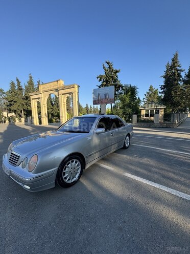 Mercedes E 320-9