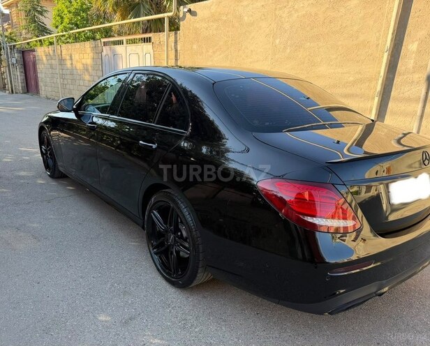 Mercedes E 220 d-3