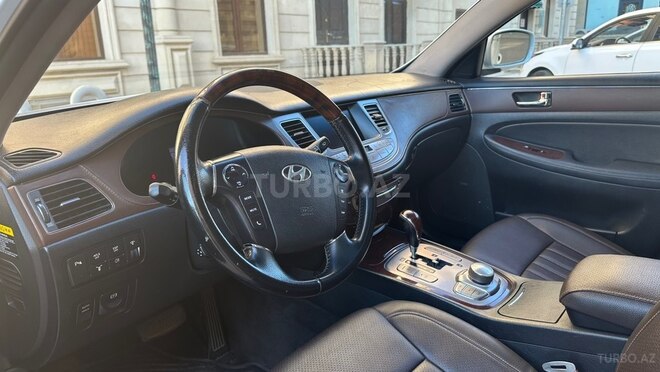 Hyundai Genesis-8