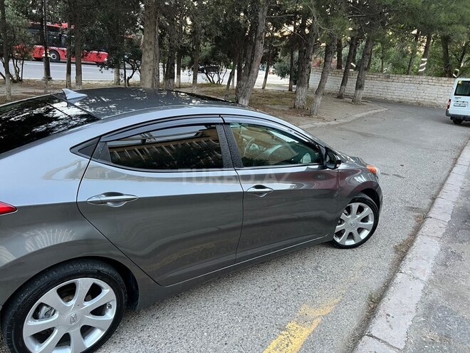 Hyundai Elantra-16