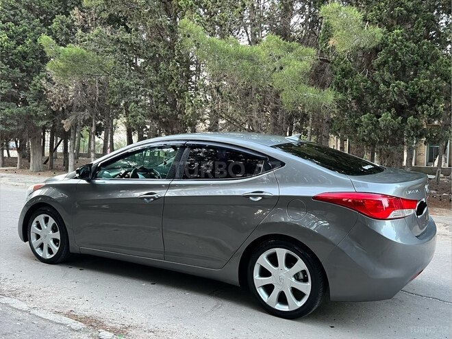 Hyundai Elantra-14