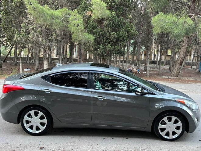 Hyundai Elantra-12