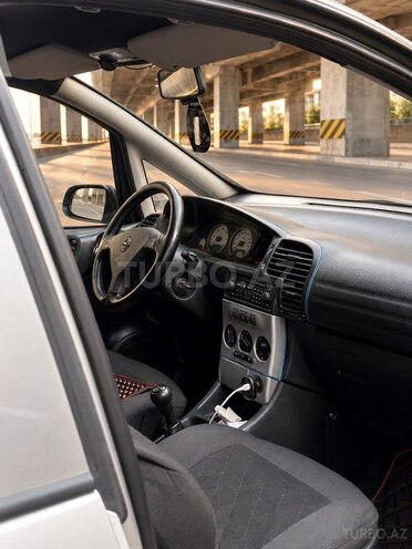 Opel Zafira-10