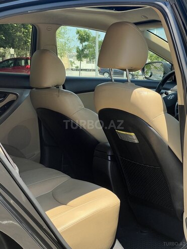 Hyundai Elantra-15