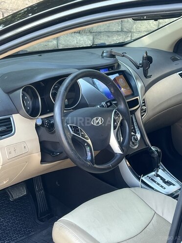 Hyundai Elantra-11