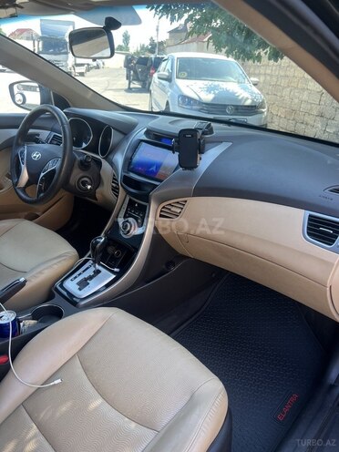 Hyundai Elantra-13