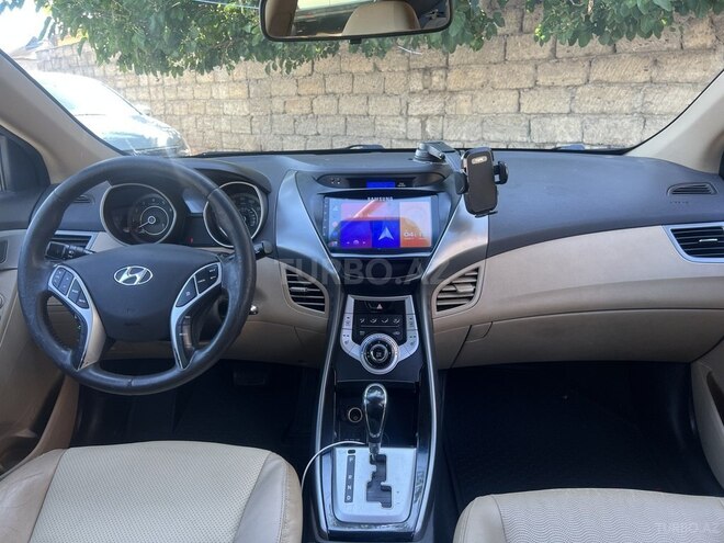 Hyundai Elantra-12