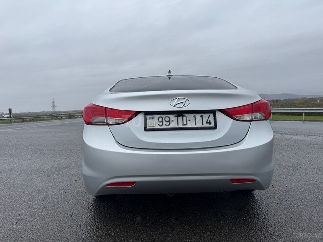 Hyundai Elantra-2