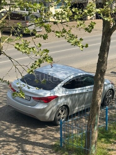 Hyundai Elantra-4