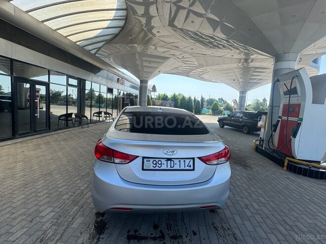 Hyundai Elantra-8