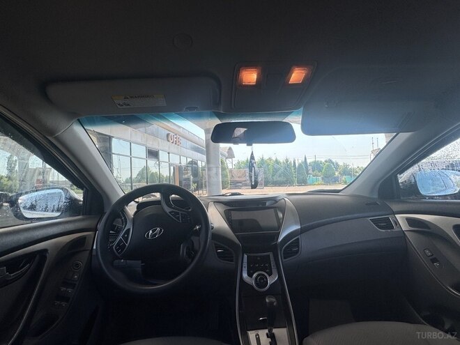 Hyundai Elantra-11