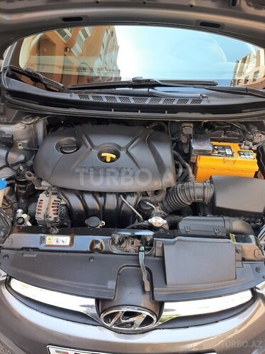 Hyundai Elantra-12