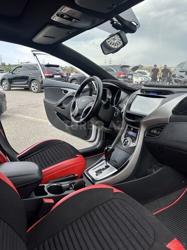 Hyundai Elantra-11