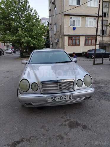 Mercedes E 240-1