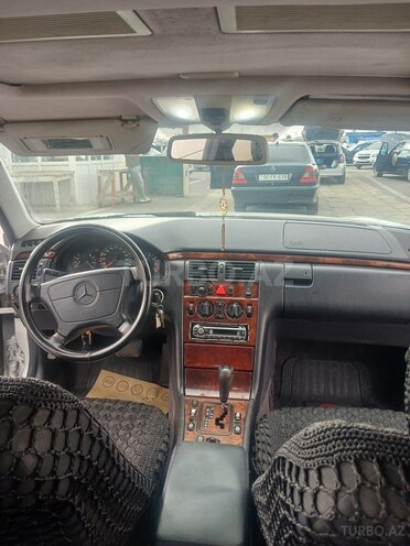 Mercedes E 240-3