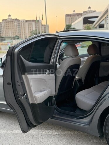 Hyundai Elantra-13
