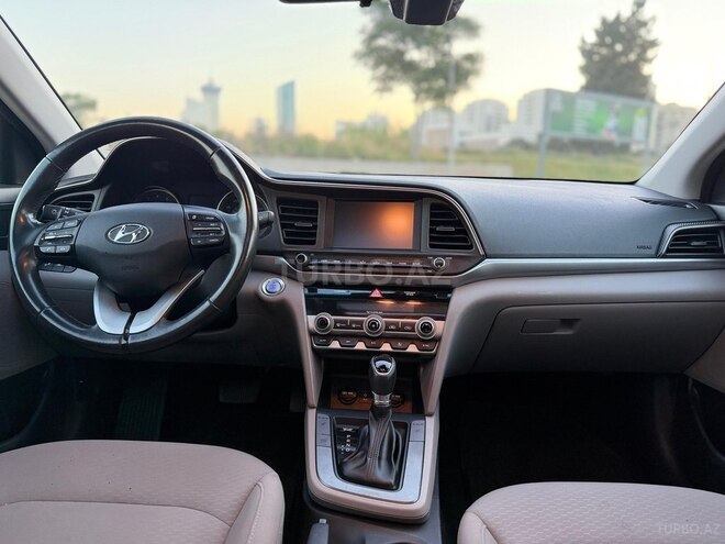 Hyundai Elantra-11