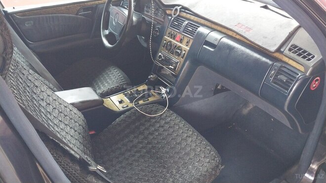 Mercedes E 200-11