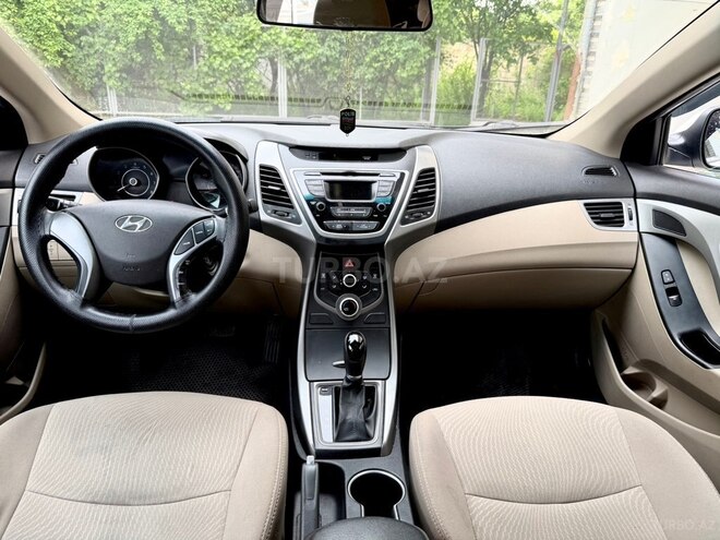 Hyundai Elantra-12