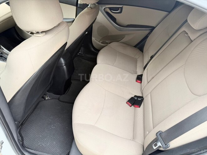 Hyundai Elantra-13