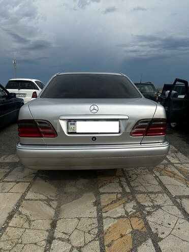 Mercedes E 240-2