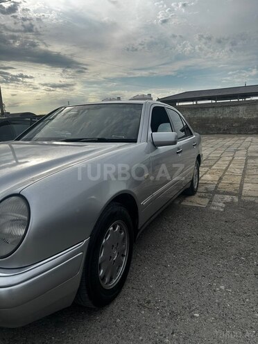Mercedes E 240-3