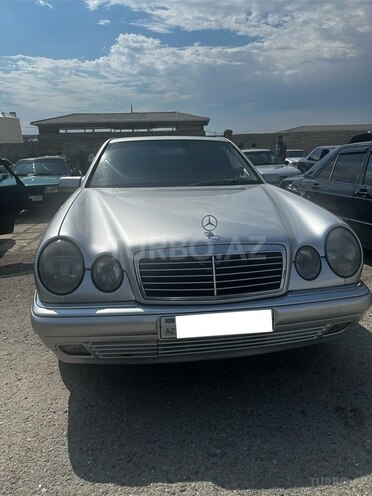 Mercedes E 240-1