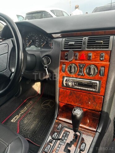 Mercedes E 240-5