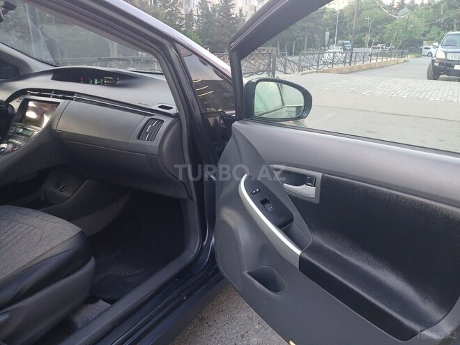 Toyota Prius-12